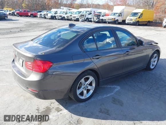 ✅ 2014 BMW 3 Series 328i xDrive • VIN: WBA3B5G50ENS10174 • Lot: 43583584. Wystawiony na IAAI z przebiegiem 267 345 mil. Bezpłatny archiwum sprzedaży aukcyjnych z USA i szczegółowy raport historii pojazdu na DreamBid. Zdjęcie 4.