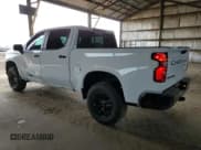 ✅ 2023 Chevrolet Silverado 1500 LT Trail Boss • VIN: 3GCUDFE88PG231046 • Lot: 87631285. Wystawiony na Copart z przebiegiem 50 893 mil. Bezpłatny archiwum sprzedaży aukcyjnych z USA i szczegółowy raport historii pojazdu na DreamBid. Zdjęcie 2.