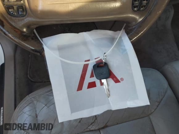 ✅ 2001 Lincoln Town Car Cartier • VIN: 1LNHM83W61Y713277 • Lot: 43676380. Wystawiony na IAAI z przebiegiem 283 434 mil. Bezpłatny archiwum sprzedaży aukcyjnych z USA i szczegółowy raport historii pojazdu na DreamBid. Zdjęcie 11.