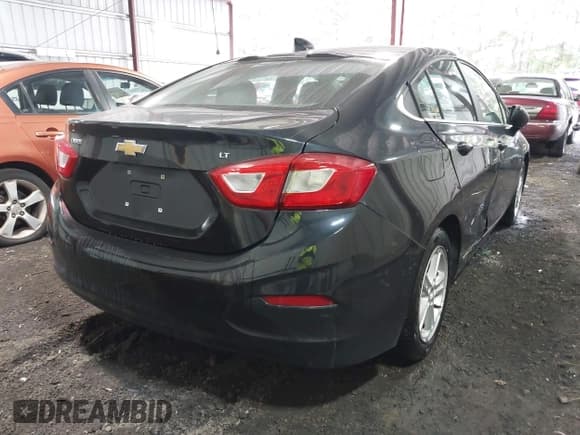 ✅ 2018 Chevrolet Cruze LT • VIN: 1G1BE5SMXJ7229309 • Lot: 43327986. Wystawiony na IAAI z przebiegiem 98 751 mil. Bezpłatny archiwum sprzedaży aukcyjnych z USA i szczegółowy raport historii pojazdu na DreamBid. Zdjęcie 4.