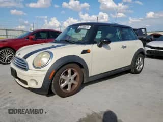 2010 MINI Hardtop с VIN WMWMF3C5XATZ22653, выставлен на аукционе Copart как лот 82195615 с пробегом 95 434 миль миль и Чистый • Clean title. История ставок и продаж доступна на DreamBid. Изображение 1.