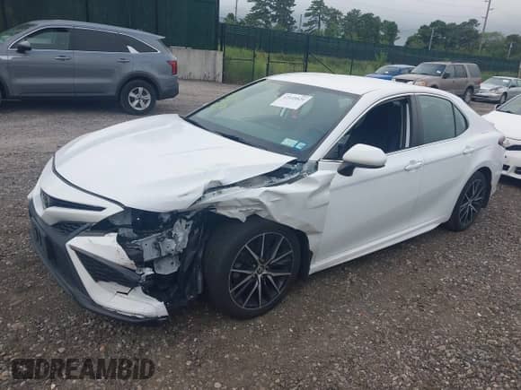 2021 Toyota Camry SE with VIN 4T1G11BK6MU025267, listed as a IAAI auction lot 42648821 with 113,931 mi miles and . Bid and sale history available at DreamBid. Image 2.