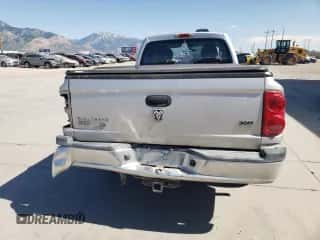 2005 Dodge Dakota SLT с VIN 1D7HW42N75S164042, выставлен на аукционе Copart как лот 57322854 с пробегом 184 609 миль миль и Списание • Salvage title. История ставок и продаж доступна на DreamBid. Изображение 6.