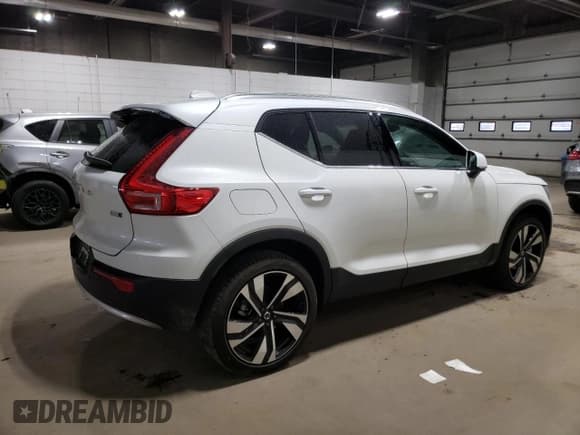 ✅ 2024 Volvo XC40 Plus Bright Theme • VIN: YV4L12UE7R2262639 • Лот: 93343875. Опубликован ранее на Copart с пробегом 9 325 миль. Бесплатный доступ к архиву аукционных продаж из США и подробный отчёт об истории автомобиля на DreamBid. Изображение 3.