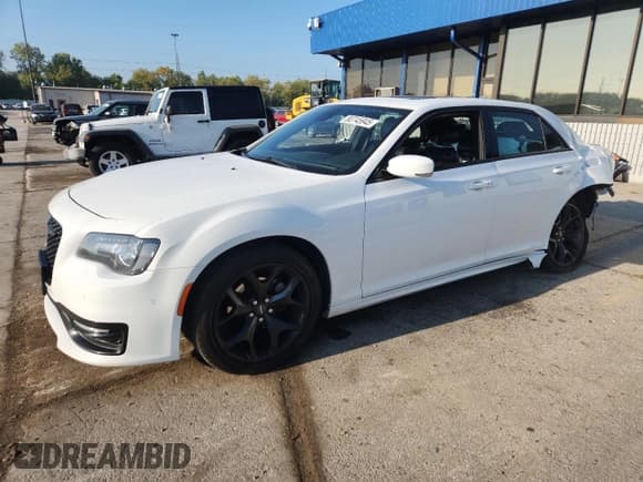 ✅ 2022 Chrysler 300 S • VIN: 2C3CCABGXNH135143 • Lot: 80745945. Wystawiony na Copart z przebiegiem Nie podano. Bezpłatny archiwum sprzedaży aukcyjnych z USA i szczegółowy raport historii pojazdu na DreamBid. Zdjęcie 1.