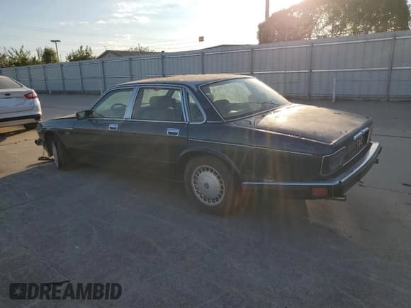 ✅ 1992 Jaguar XJ • VIN: SAJKY1744NC666849 • Lot: 77355244. Listed on Copart with Not provided. Free auction sales archive from the USA and detailed vehicle history report at DreamBid. Image 2.