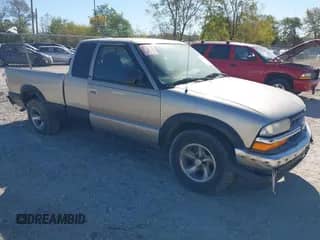 2001 Chevrolet S-10 LS z VIN 1GCCS19W718173750, wystawiony jako IAAI lot #40579928 z przebiegiem 221 211 mil mil oraz . Historia ofert i sprzedaży dostępna na DreamBid. Obrazek 1.