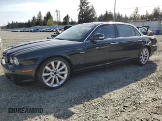 ✅ 2008 Jaguar XJ 8 LWB • VIN: SAJWA79BX8SH23430 • Лот: 51990785. Опубликован ранее на Copart с пробегом 140 454 миль. Бесплатный доступ к архиву аукционных продаж из США и подробный отчёт об истории автомобиля на DreamBid. Изображение 1.