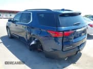 ✅ 2022 Chevrolet Traverse LT Cloth • VIN: 1GNERGKW1NJ104429 • Lot: 43174772. Wystawiony na IAAI z przebiegiem 66 873 mil. Bezpłatny archiwum sprzedaży aukcyjnych z USA i szczegółowy raport historii pojazdu na DreamBid. Zdjęcie 3.