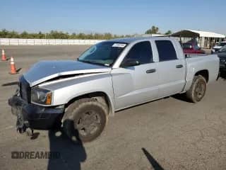 2007 Dodge Dakota SLT z VIN 1D7HW48N97S242802, wystawiony jako Copart lot #72783704 z przebiegiem 151 906 mil mil oraz Szkoda całkowita • Salvage title. Historia ofert i sprzedaży dostępna na DreamBid. Obrazek 1.
