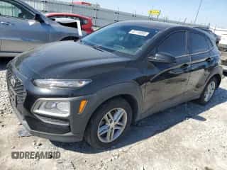 2019 Hyundai Kona SE z VIN KM8K12AA5KU275878, wystawiony jako Copart lot #45714895 z przebiegiem 145 616 mil mil oraz Szkoda całkowita • Salvage title. Historia ofert i sprzedaży dostępna na DreamBid. Obrazek 1.