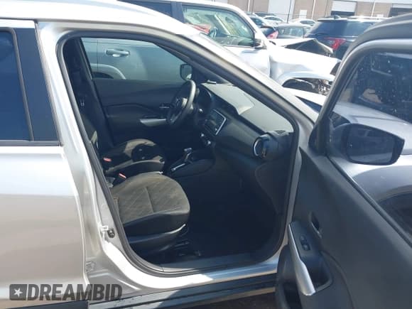 ✅ 2018 Nissan Kicks SV • VIN: 3N1CP5CU8JL507286 • Lot: 42380275. Wystawiony na IAAI z przebiegiem 80 896 mil. Bezpłatny archiwum sprzedaży aukcyjnych z USA i szczegółowy raport historii pojazdu na DreamBid. Zdjęcie 5.