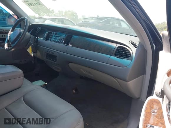 ✅ 1999 Lincoln Town Car Signature • VIN: 1LNHM82W0XY639283 • Lot: 42811551. Listed on IAAI with 63,398 mi. Free auction sales archive from the USA and detailed vehicle history report at DreamBid. Image 5.