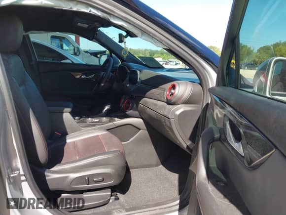 2020 Chevrolet Blazer RS z VIN 3GNKBERS9LS647554, wystawiony jako IAAI lot #43267332 z przebiegiem 59 564 mil mil oraz . Historia ofert i sprzedaży dostępna na DreamBid. Obrazek 5.