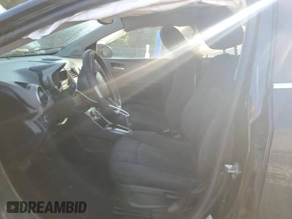 2015 Chevrolet Sonic LT z VIN 1G1JC5SH8F4214210, wystawiony jako Copart lot #68633674 z przebiegiem 124 305 mil mil oraz Szkoda całkowita • Salvage title. Historia ofert i sprzedaży dostępna na DreamBid. Obrazek 7.