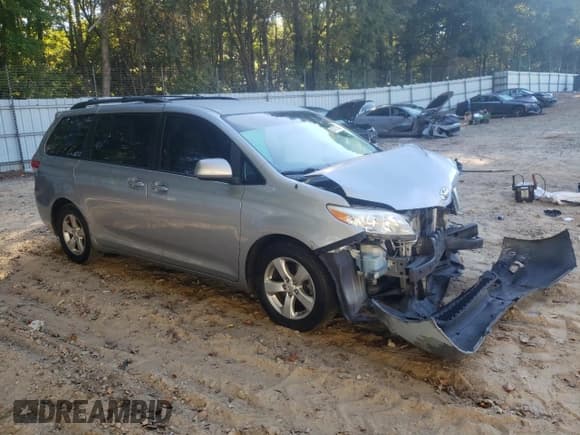 ✅ 2014 Toyota Sienna LE • VIN: 5TDKK3DC9ES481766 • Lot: 82412895. Listed on Copart with 255,826 mi. Free auction sales archive from the USA and detailed vehicle history report at DreamBid. Image 4.