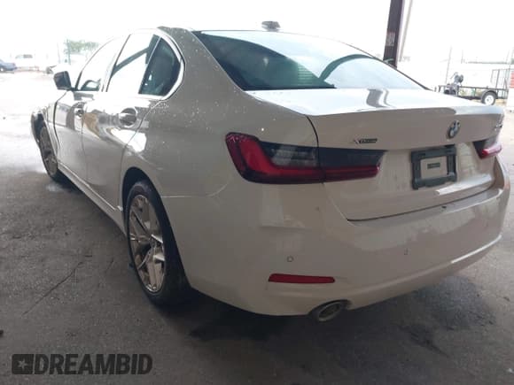 ✅ 2025 BMW 3 Series 330i xDrive • VIN: 3MW89CW0XS8F01632 • Lot: 43001651. Wystawiony na IAAI z przebiegiem 19 033 mil. Bezpłatny archiwum sprzedaży aukcyjnych z USA i szczegółowy raport historii pojazdu na DreamBid. Zdjęcie 3.