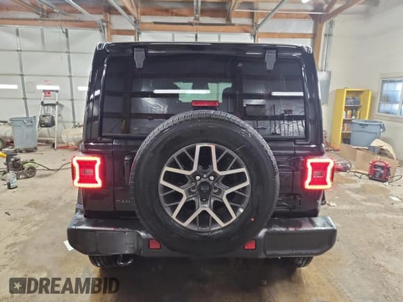 ✅ 2025 Jeep Wrangler Sahara • VIN: 1C4PJXEN2SW573927 • Lot: 93077655. Wystawiony na Copart z przebiegiem 15 031 mil. Bezpłatny archiwum sprzedaży aukcyjnych z USA i szczegółowy raport historii pojazdu na DreamBid. Zdjęcie 6.