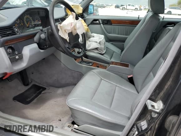 ✅ 1994 Mercedes-Benz E 320 • VIN: WDBEA32EXRC074761 • Лот: 70322754. Опубликован ранее на Copart с пробегом Не указан. Бесплатный доступ к архиву аукционных продаж из США и подробный отчёт об истории автомобиля на DreamBid. Изображение 7.