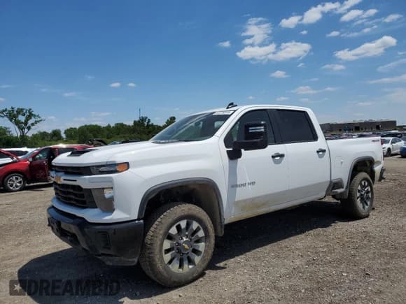 ✅ 2025 Chevrolet Silverado 2500HD Custom • VIN: 2GC4KME7XS1117990 • Lot: 57278315. Wystawiony na Copart z przebiegiem 12 242 mil. Bezpłatny archiwum sprzedaży aukcyjnych z USA i szczegółowy raport historii pojazdu na DreamBid. Zdjęcie 1.