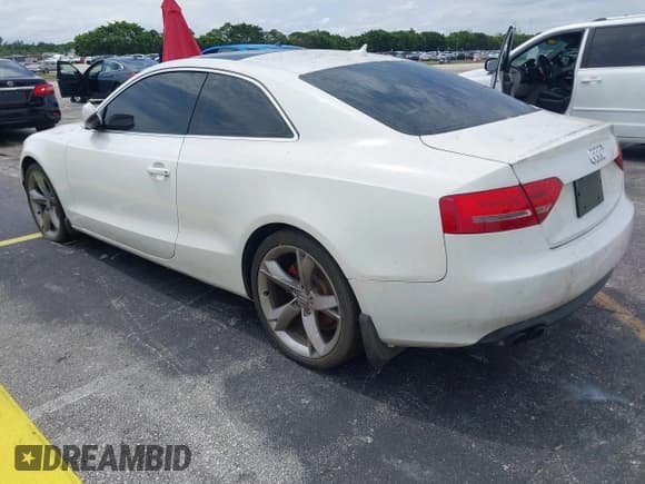 ✅ 2010 Audi A5 Premium Plus • VIN: WAULFAFR1AA034321 • Lot: 42255099. Wystawiony na IAAI z przebiegiem 129 786 mil. Bezpłatny archiwum sprzedaży aukcyjnych z USA i szczegółowy raport historii pojazdu na DreamBid. Zdjęcie 3.