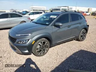 ✅ 2023 Hyundai Kona Limited • VIN: KM8K5CA33PU990628 • Лот: 70200904. Опубликован ранее на Copart с пробегом 8 683 миль. Бесплатный доступ к архиву аукционных продаж из США и подробный отчёт об истории автомобиля на DreamBid. Изображение 1.