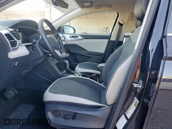 ✅ 2025 Volkswagen Taos SE • VIN: 3VVUC7B24SM008944 • Lot: 92233195. Wystawiony na Copart z przebiegiem 20 686 mil. Bezpłatny archiwum sprzedaży aukcyjnych z USA i szczegółowy raport historii pojazdu na DreamBid. Zdjęcie 7.