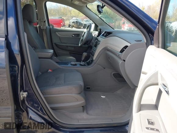 ✅ 2017 Chevrolet Traverse LS • VIN: 1GNKRFED1HJ138608 • Lot: 43556397. Wystawiony na IAAI z przebiegiem 98 915 mil. Bezpłatny archiwum sprzedaży aukcyjnych z USA i szczegółowy raport historii pojazdu na DreamBid. Zdjęcie 5.