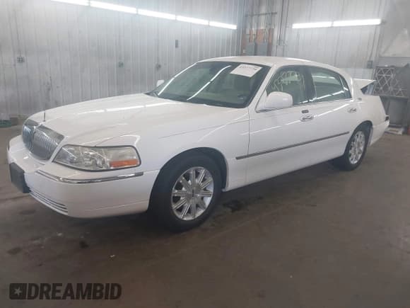 ✅ 2010 Lincoln Town Car Signature Limited • VIN: 2LNBL8CV9AX615800 • Lot: 43277739. Listed on IAAI with 141,130 mi. Free auction sales archive from the USA and detailed vehicle history report at DreamBid. Image 2.