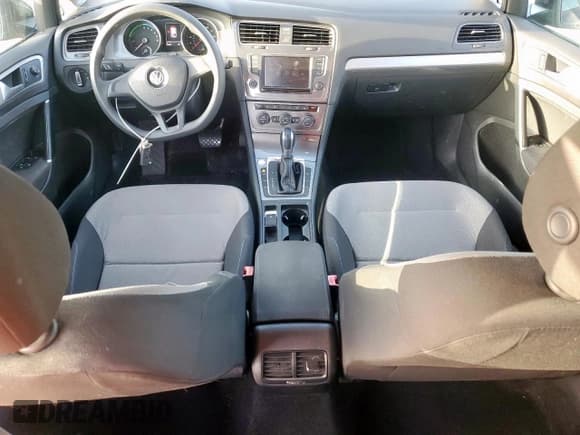 ✅ 2016 Volkswagen Golf SE • VIN: WVWKP7AU4GW913009 • Lot: 64078675. Wystawiony na Copart z przebiegiem 69 809 mil. Bezpłatny archiwum sprzedaży aukcyjnych z USA i szczegółowy raport historii pojazdu na DreamBid. Zdjęcie 8.