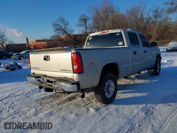 ✅ 2005 Chevrolet Silverado 2500HD LS • VIN: 1GCHK23U15F914186 • Lot: 41332418. Wystawiony na IAAI z przebiegiem 101 923 mil. Bezpłatny archiwum sprzedaży aukcyjnych z USA i szczegółowy raport historii pojazdu na DreamBid. Zdjęcie 4.