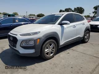 ✅ 2018 Hyundai Kona SE • VIN: KM8K12AA3JU175762 • Лот: 68462775. Опубликован ранее на Copart с пробегом 83 052 миль. Бесплатный доступ к архиву аукционных продаж из США и подробный отчёт об истории автомобиля на DreamBid. Изображение 1.