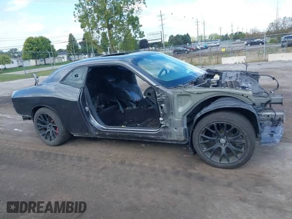 2016 Dodge Challenger SRT 392 z VIN 2C3CDZDJ5GH125157, wystawiony jako IAAI lot #43297962 z przebiegiem Nie podano mil oraz . Historia ofert i sprzedaży dostępna na DreamBid. Obrazek 13.