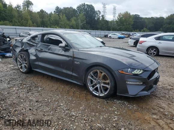 ✅ 2019 Ford Mustang GT Premium • VIN: 1FA6P8CF0K5192455 • Lot: 85334845. Wystawiony na Copart z przebiegiem 51 935 mil. Bezpłatny archiwum sprzedaży aukcyjnych z USA i szczegółowy raport historii pojazdu na DreamBid. Zdjęcie 4.