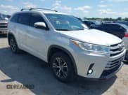 ✅ 2018 Toyota Highlander LE • VIN: 5TDBZRFHXJS808161 • Lot: 42390280. Wystawiony na IAAI z przebiegiem 115 704 mil. Bezpłatny archiwum sprzedaży aukcyjnych z USA i szczegółowy raport historii pojazdu na DreamBid. Zdjęcie 1.