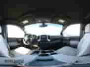 2020 Chevrolet Silverado 1500 LT z VIN 1GCRYDEK5LZ318049, wystawiony jako IAAI lot #42749930 z przebiegiem 70 503 mil mil oraz . Historia ofert i sprzedaży dostępna na DreamBid. Obrazek 18.