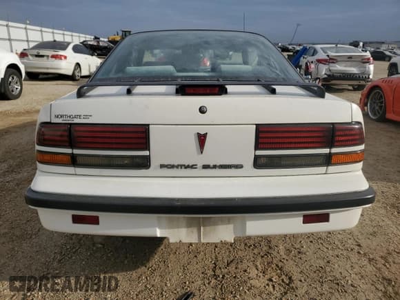 ✅ 1988 Pontiac Sunbird • VIN: 1G2JD11K5J7579014 • Лот: 81903445. Опубликован ранее на Copart с пробегом 252 563 миль. Бесплатный доступ к архиву аукционных продаж из США и подробный отчёт об истории автомобиля на DreamBid. Изображение 6.