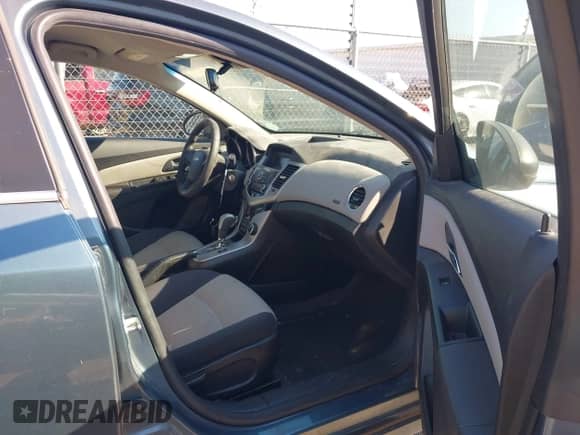 2012 Chevrolet Cruze LS z VIN 1G1PC5SH4C7299339, wystawiony jako IAAI lot #43442779 z przebiegiem 197 467 mil mil oraz . Historia ofert i sprzedaży dostępna na DreamBid. Obrazek 5.