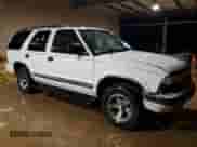 2000 Chevrolet Blazer LT z VIN 1GNCS13W9Y2197075, wystawiony jako Copart lot #78605864 z przebiegiem 260 786 mil mil oraz Szkoda całkowita • Salvage title. Historia ofert i sprzedaży dostępna na DreamBid. Obrazek 4.