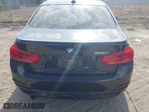 ✅ 2017 BMW 3 Series 320i • VIN: WBA8A9C35HK864405 • Lot: 43475544. Wystawiony na IAAI z przebiegiem 120 278 mil. Bezpłatny archiwum sprzedaży aukcyjnych z USA i szczegółowy raport historii pojazdu na DreamBid. Zdjęcie 16.
