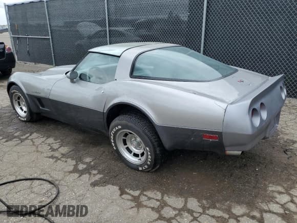 ✅ 1982 Chevrolet Corvette • VIN: 1G1AY878BC5103498 • Лот: 70771045. Опубликован ранее на Copart с пробегом 75 191 миль. Бесплатный доступ к архиву аукционных продаж из США и подробный отчёт об истории автомобиля на DreamBid. Изображение 2.