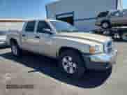 2005 Dodge Dakota SLT z VIN 1D7HE48N45S151209, wystawiony jako Copart lot #67482835 z przebiegiem 123 689 mil mil oraz Szkoda całkowita • Salvage title. Historia ofert i sprzedaży dostępna na DreamBid. Obrazek 4.
