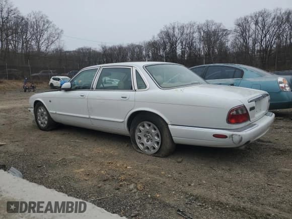 ✅ 1998 Jaguar XJ • VIN: SAJHX1247WC841164 • Лот: 44326455. Опубликован ранее на Copart с пробегом Не указан. Бесплатный доступ к архиву аукционных продаж из США и подробный отчёт об истории автомобиля на DreamBid. Изображение 2.