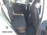 ✅ 2011 Volkswagen Tiguan S • VIN: WVGBV7AX1BW512957 • Lot: 43695473. Wystawiony na IAAI z przebiegiem 121 420 mil. Bezpłatny archiwum sprzedaży aukcyjnych z USA i szczegółowy raport historii pojazdu na DreamBid. Zdjęcie 8.