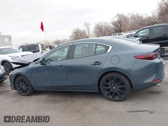 ✅ 2024 Mazda 3 S Carbon Edition • VIN: 3MZBPBCM9RM415159 • Lot: 41309145. Wystawiony na IAAI z przebiegiem 4 492 mil. Bezpłatny archiwum sprzedaży aukcyjnych z USA i szczegółowy raport historii pojazdu na DreamBid. Zdjęcie 15.