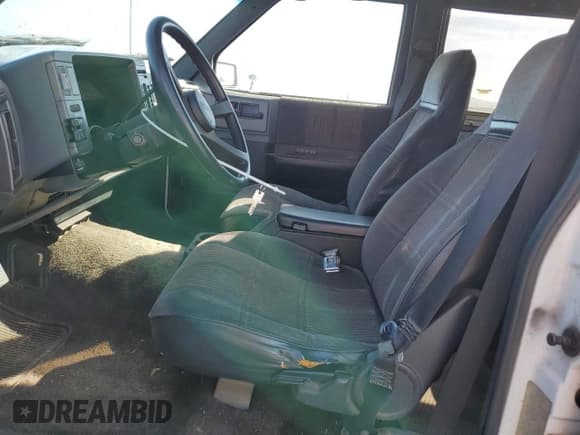 ✅ 1992 GMC Jimmy SLE Convenience • VIN: 1GKDT13W9N2524813 • Lot: 54004095. Wystawiony na Copart z przebiegiem 151 535 mil. Bezpłatny archiwum sprzedaży aukcyjnych z USA i szczegółowy raport historii pojazdu na DreamBid. Zdjęcie 7.