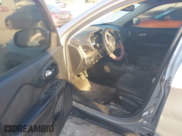 ✅ 2014 Jeep Cherokee Latitude • VIN: 1C4PJLCB5EW225657 • Lot: 43714635. Wystawiony na IAAI z przebiegiem 198 486 mil. Bezpłatny archiwum sprzedaży aukcyjnych z USA i szczegółowy raport historii pojazdu na DreamBid. Zdjęcie 6.