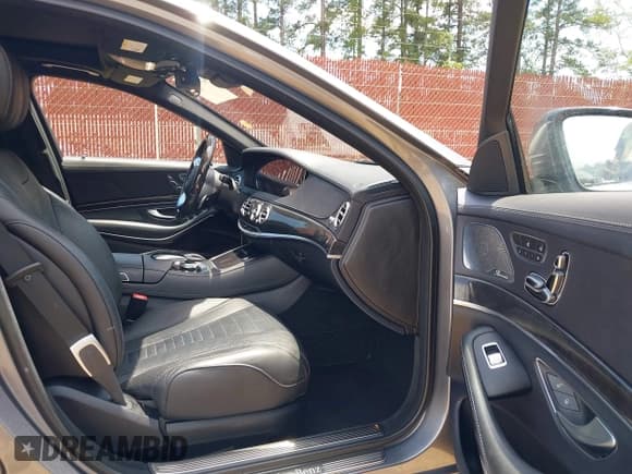 ✅ 2020 Mercedes-Benz S 560 • VIN: WDDUG8GB8LA502083 • Lot: 42288734. Wystawiony na IAAI z przebiegiem 67 287 mil. Bezpłatny archiwum sprzedaży aukcyjnych z USA i szczegółowy raport historii pojazdu na DreamBid. Zdjęcie 5.