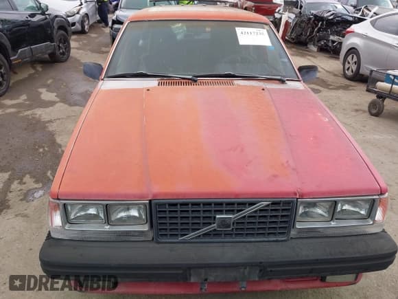 ✅ 1989 Volvo 740 • VIN: YV1FA8757K2215822 • Lot: 42117235. Wystawiony na IAAI z przebiegiem 194 043 mil. Bezpłatny archiwum sprzedaży aukcyjnych z USA i szczegółowy raport historii pojazdu na DreamBid. Zdjęcie 6.