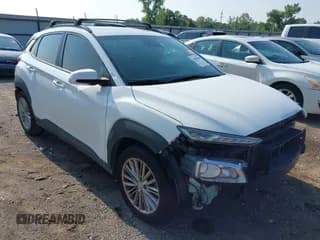 ✅ 2021 Hyundai Kona SEL • VIN: KM8K22AA9MU747774 • Lot: 42882006. Wystawiony na IAAI z przebiegiem 79 336 mil. Bezpłatny archiwum sprzedaży aukcyjnych z USA i szczegółowy raport historii pojazdu na DreamBid. Zdjęcie 1.